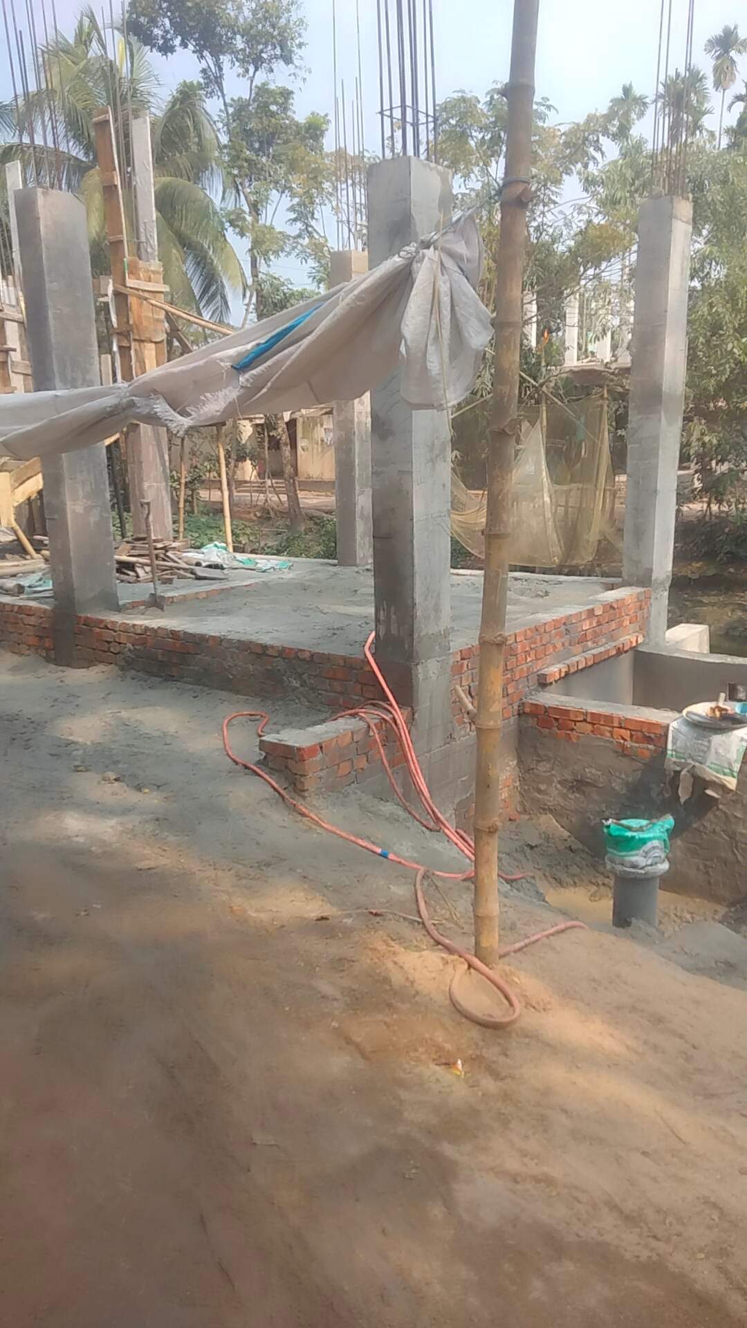 ভোলায় প্রশাসনকে বৃদ্ধাঙ্গুলি দেখিয়ে পাখির পোলে সরকারি খাল দখল করে দোকান ঘর নির্মান।।