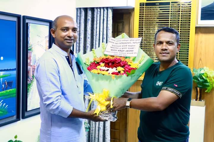 ভোলার নবাগত পুলিশ সুপার মাহিদুজ্জামান কে ফুলেল শুভেচ্ছা জানান জেলা আ’লীগের সাধারণ সম্পাদক মঈনুল হোসেন বিপ্লব