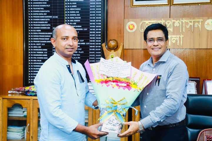 ভোলায় জেলা প্রশাসকের সাথে সৌজন্য সাক্ষাৎ ও ফুলেল শুভেচ্ছা বিনিময় করলেন জনপ্রিয় নেতা মইনুল হোসেন বিপ্লব