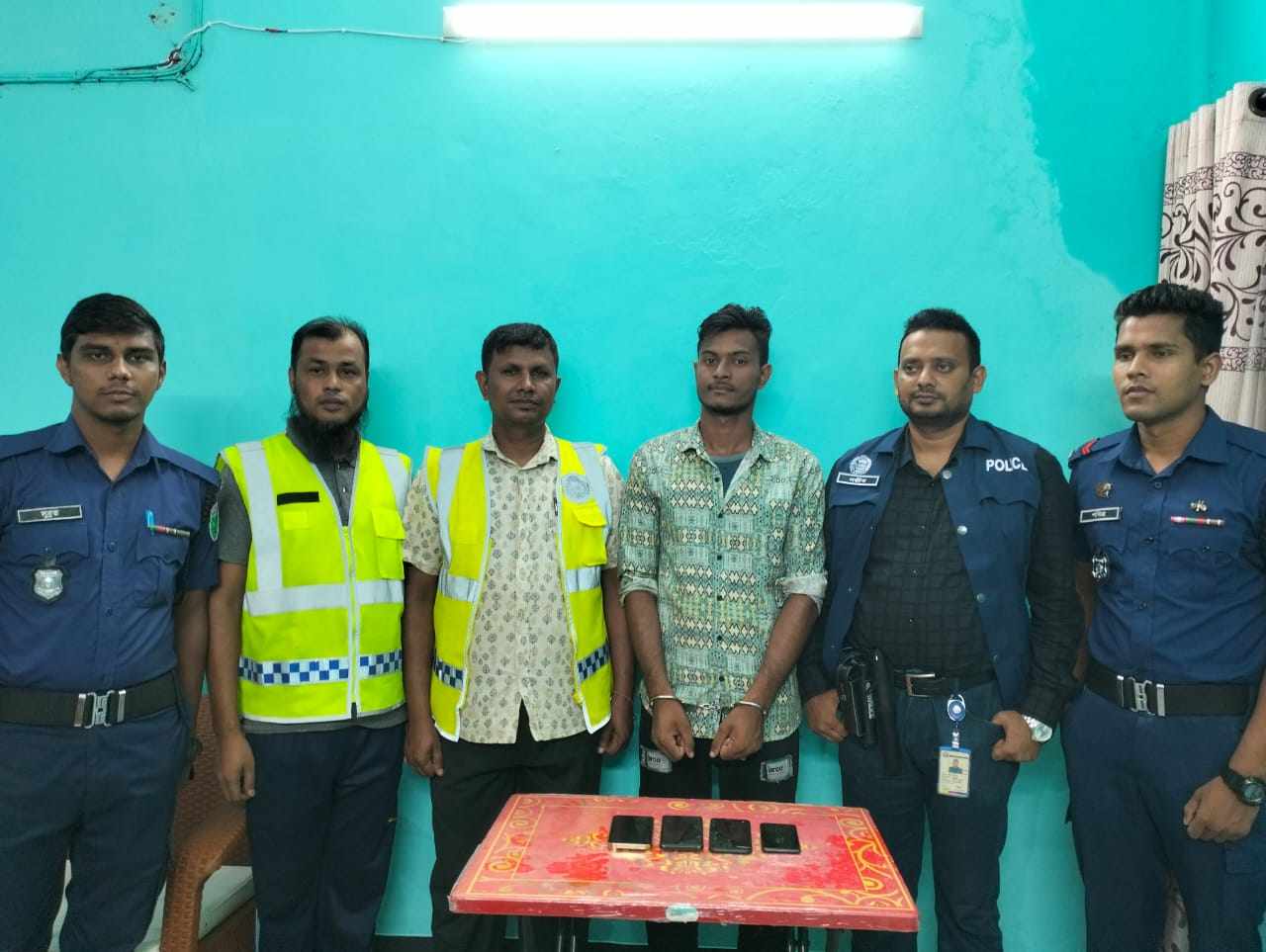 তাহিরপুরে পর্যটকদের চুরি হওয়া মোবাইল উদ্ধার করলো পুলিশ