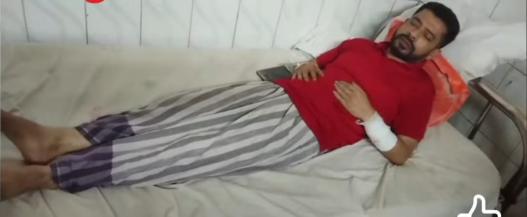 ভোলার চর ইলিশায় দুর্বৃত্তদের হামলায় সোহাগ গুরুতর আহত।