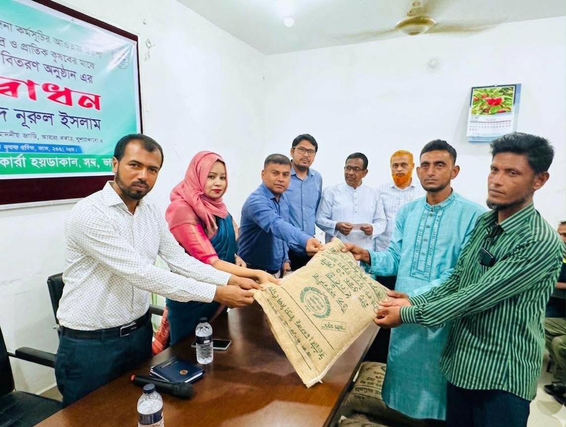 ভোলার চরফ্যাশন বিনামূল্যে বীজ ও সার পেলেন ১৩০০০ কৃষক।